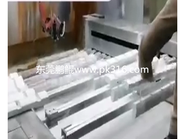 廣東莞木條自動(dòng)噴漆機(jī)