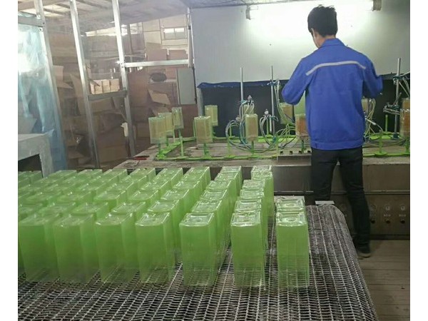 自動噴涂設(shè)備代替噴油工的必要性?。?！